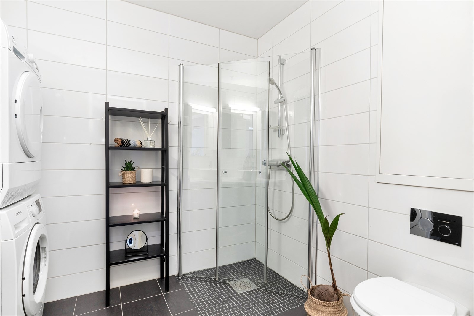 Flott helfliset bad med vannbåren varme i gulv Galleribilde