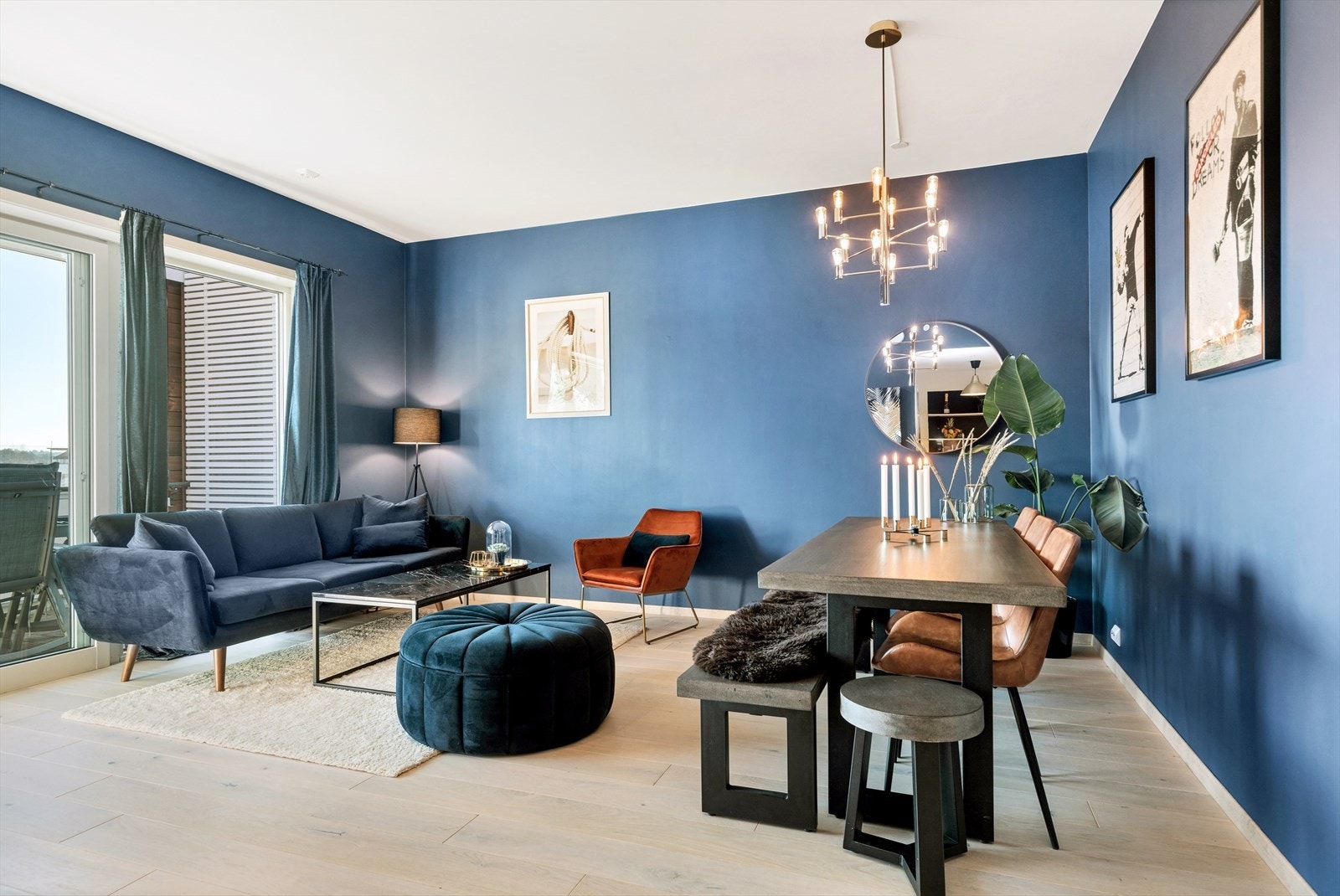 Fra stue har du utgang til romslig og solrik balkong Galleribilde