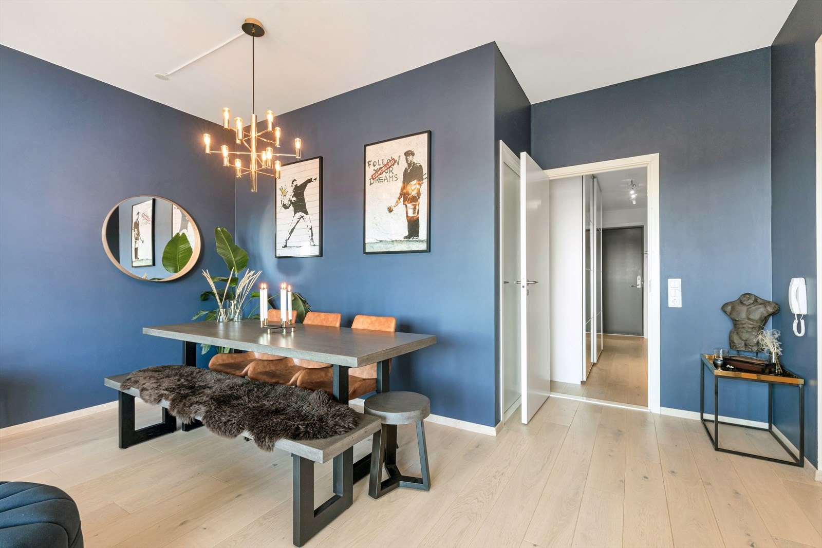 Romslig stueområde med plass til både spisebord og sofa Galleribilde