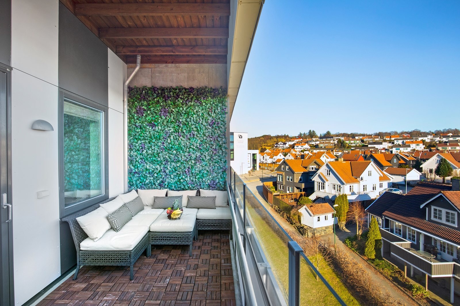 Balkongen har en flott dekorasjonsvegg og flott gulv Galleribilde