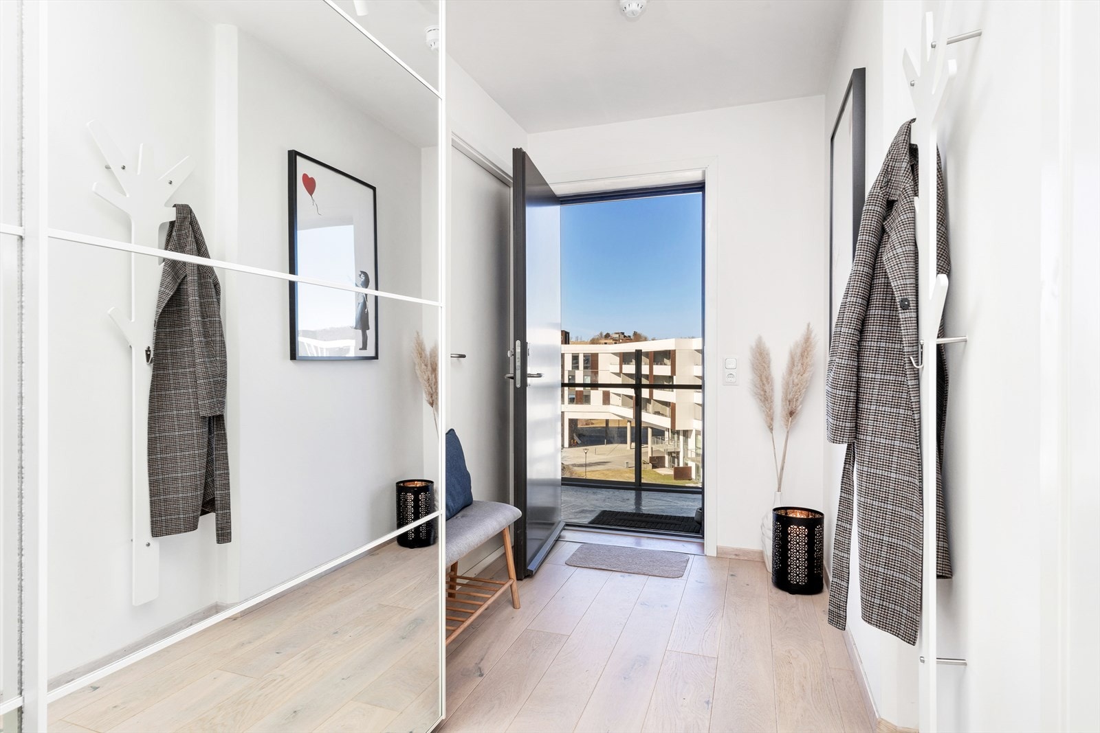 Romslig og innbydende entrè Galleribilde