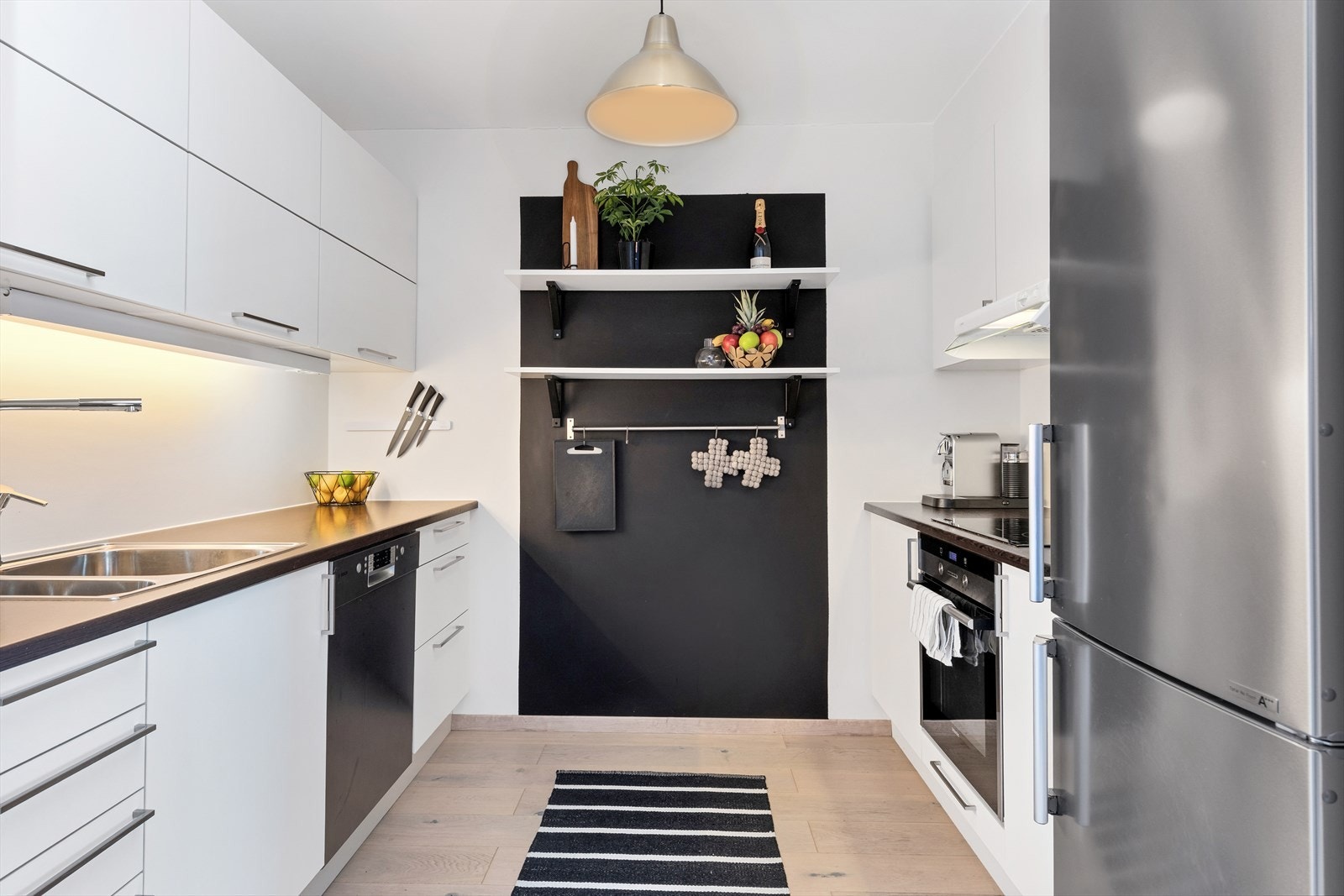 Kjøkkenet er delvis adskilt fra stue Galleribilde