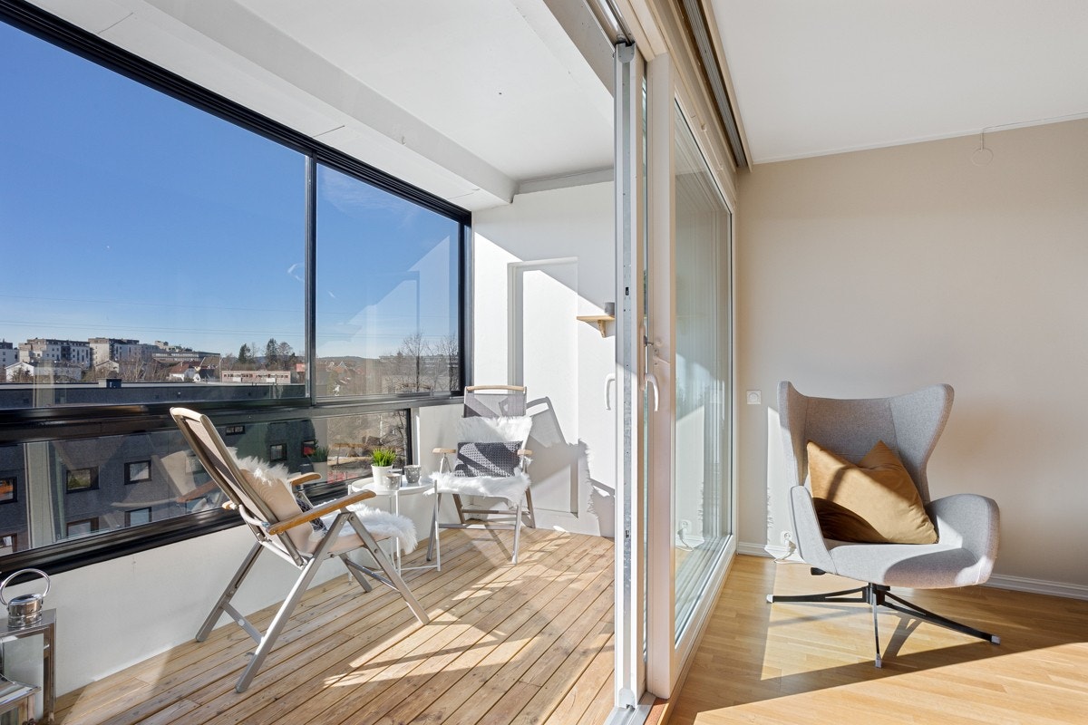 Fra den innglassede balkongen er det fint utsyn til omgivelsene. Galleribilde