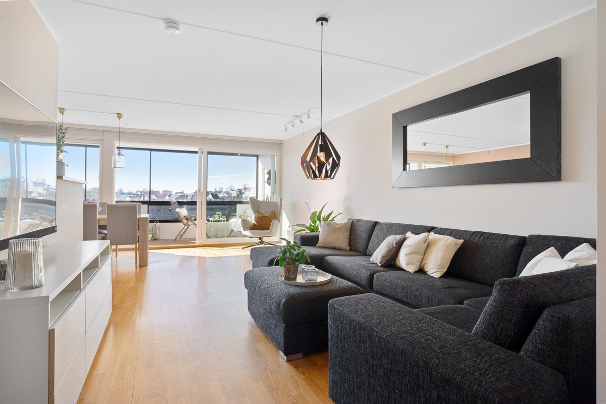 Med plass for en romslig sofaløsning ligger alt til rette for late søndager med tv-sport og favorittserier. Galleribilde