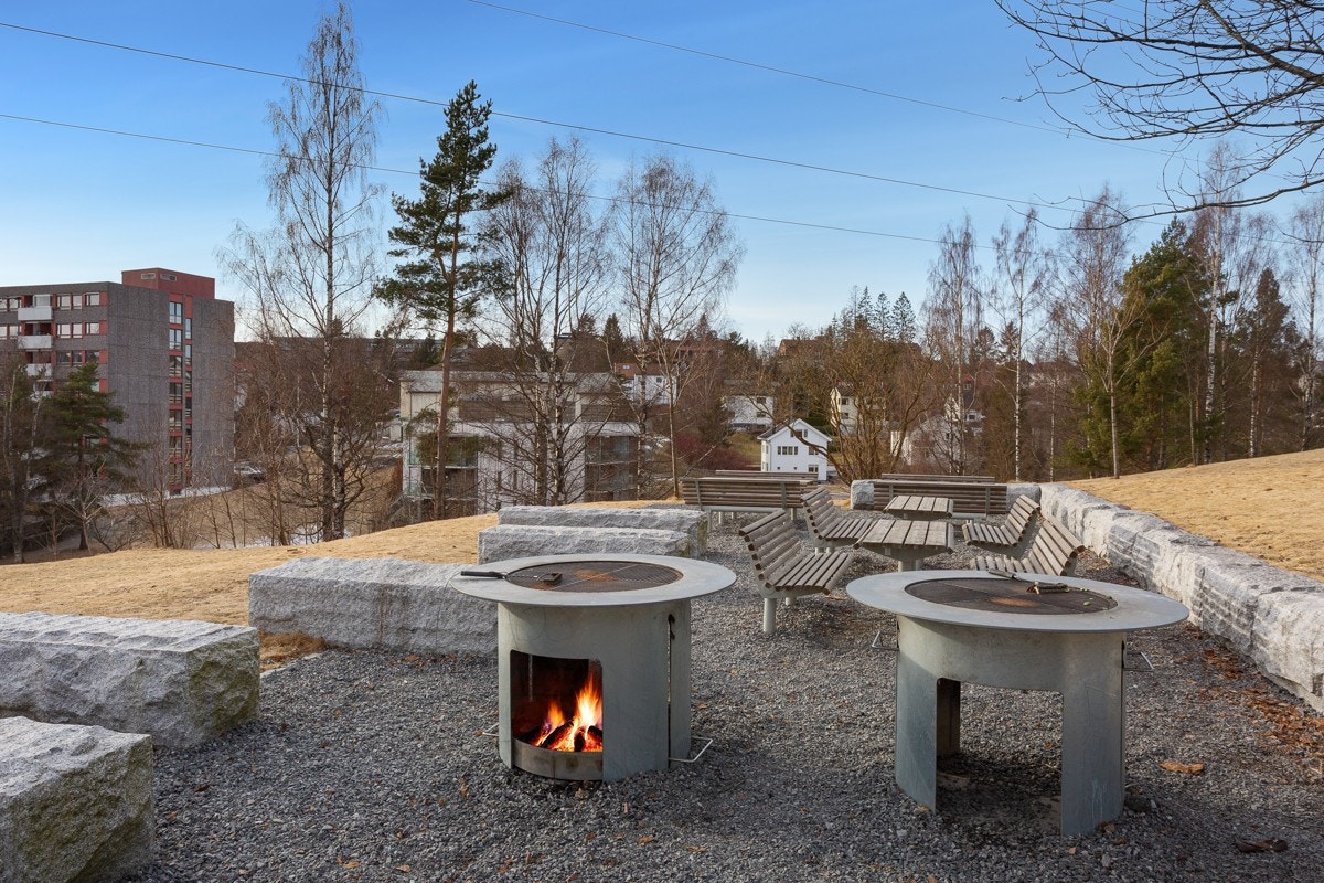 Borettslaget har en flott, felles grillplass med griller og sittegrupper til fritt bruk. Galleribilde