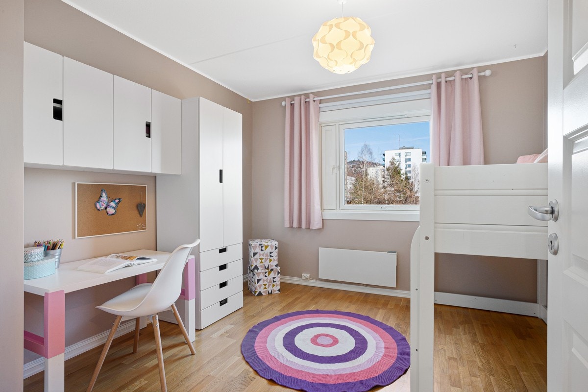 Hvite overskap og et ekstra garderobeskap gir ytterligere oppbevaringsplass på ett av soverommene. Galleribilde