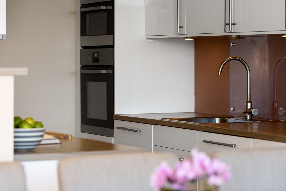 Kjøkkenet har integrert stekeovn, mikrobølgeovn, induksjonstopp, kombinert kjøl/frys og oppvaskmaskin. Galleribilde