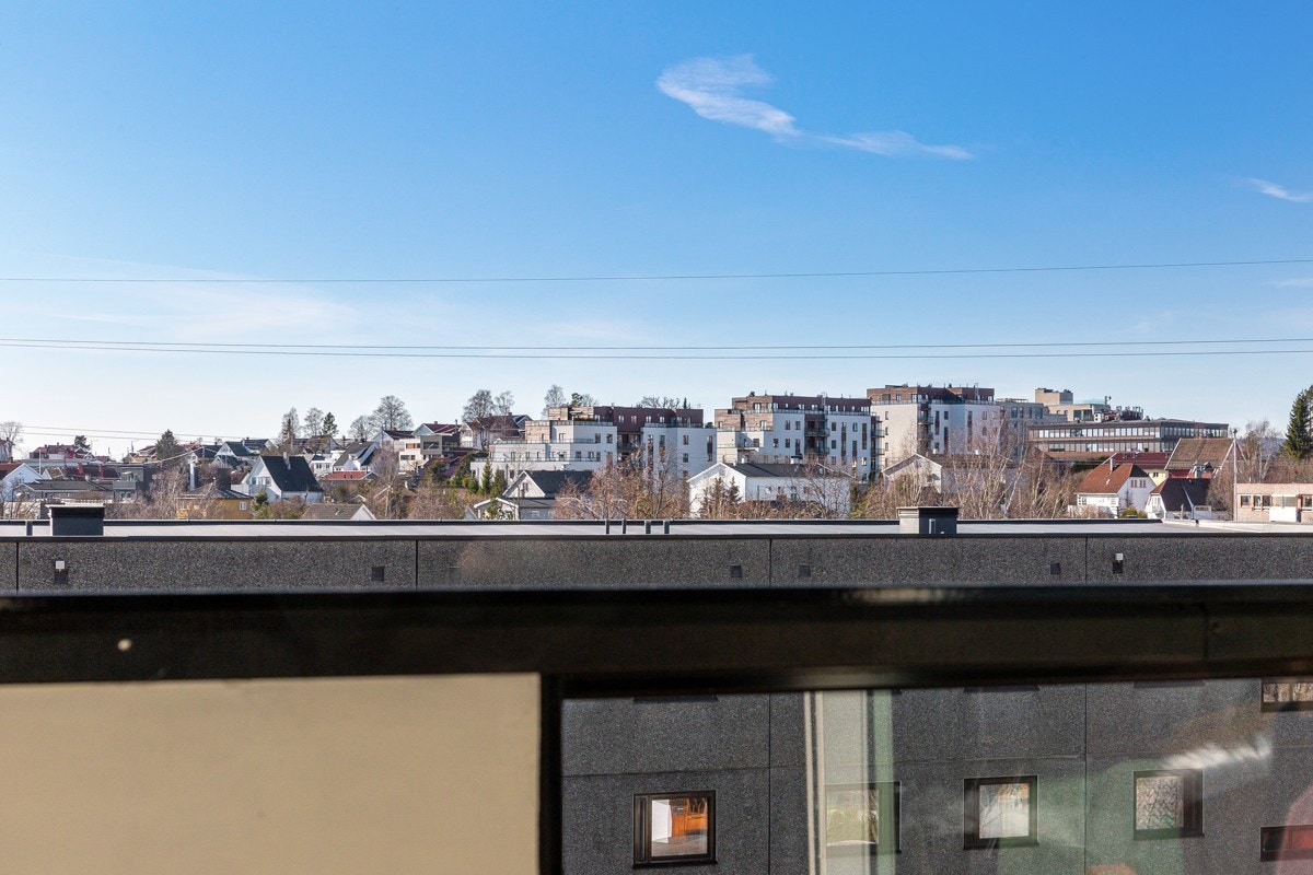 Fra vinduer og innglasset balkong er det fint utsyn til omgivelsene. Galleribilde