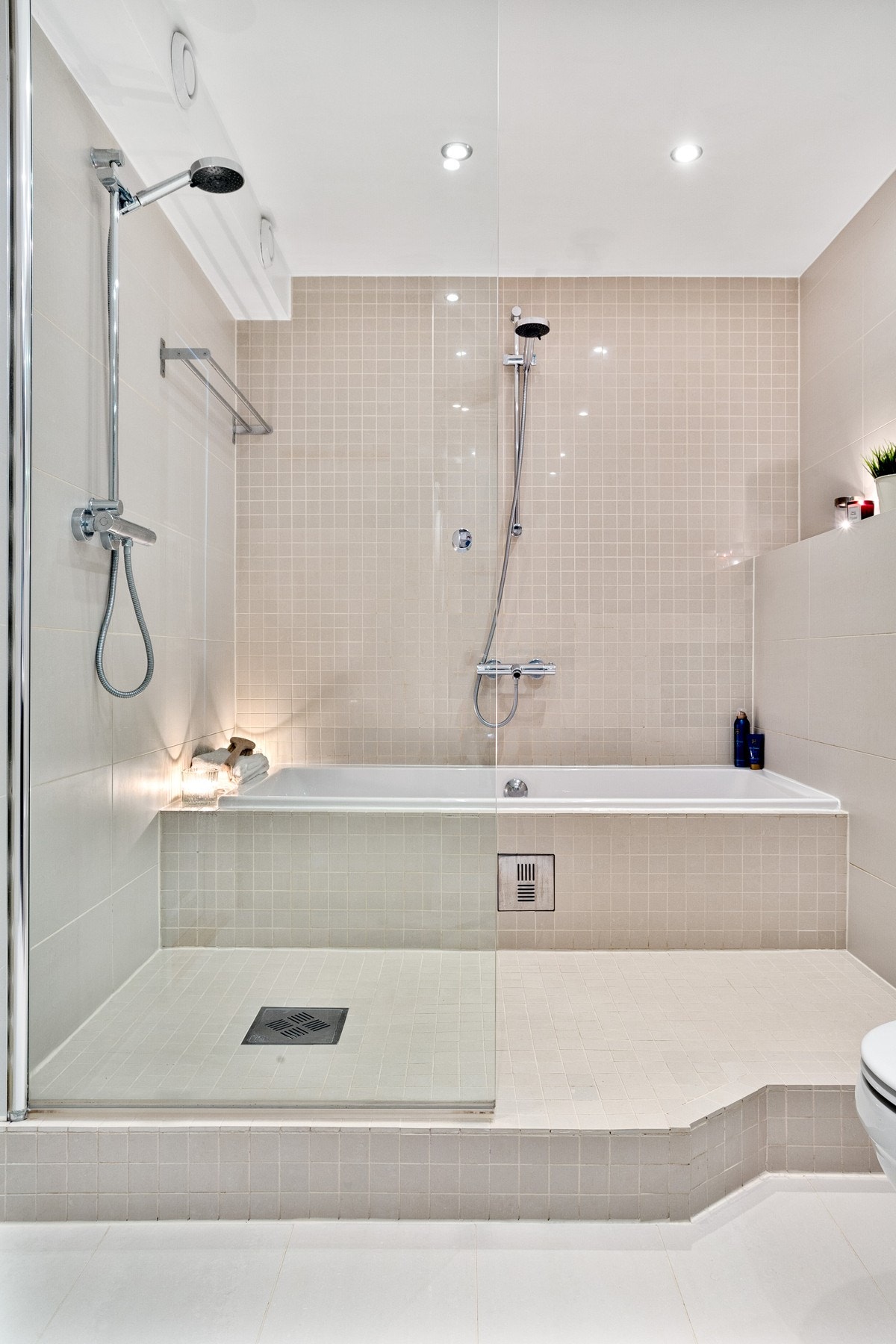 Badekar og dusj, samt downlights med dimmer. Galleribilde