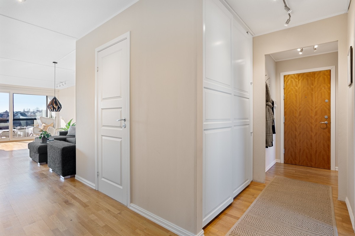 Indre del av entré har skyvedørsgarderobe i plassbesparende nisje, og direkte adkomst til innvendig bod. Galleribilde