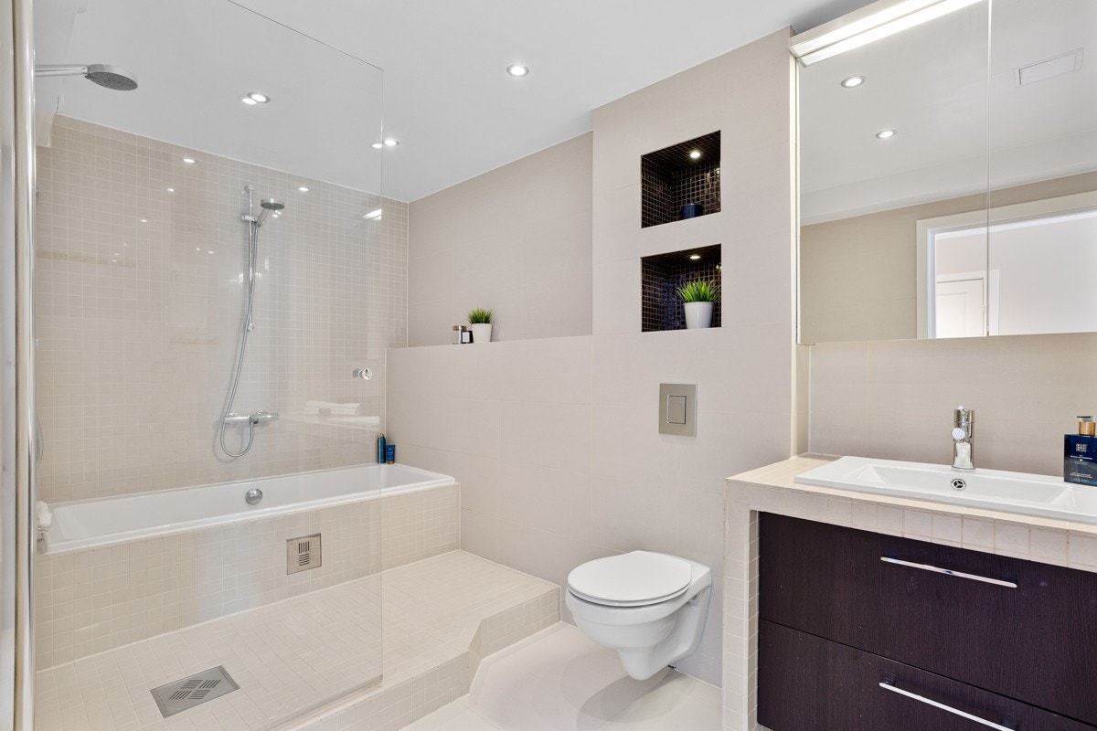 Det romslige badet ble renovert og ombygd i 2012. Galleribilde