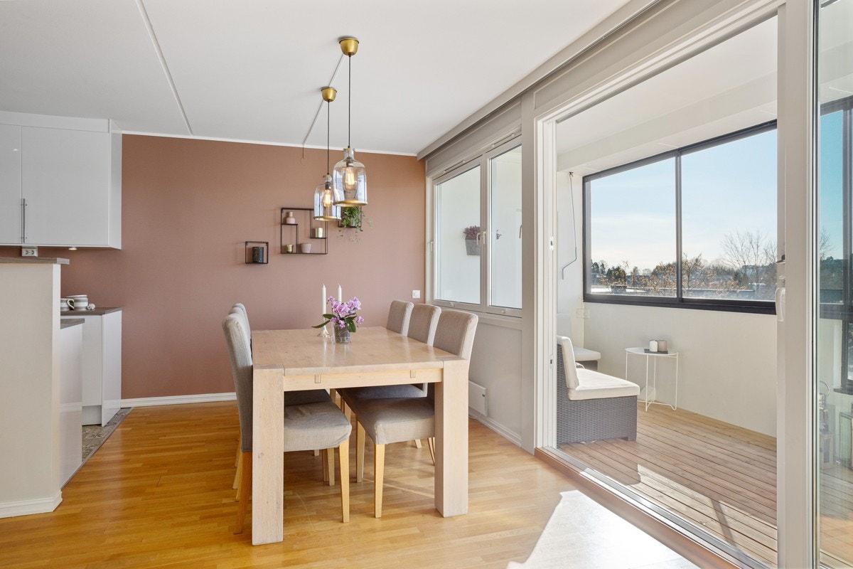 Inviter gode venner på middag, der desserten med fordel kan serveres i solen på balkongen. Galleribilde