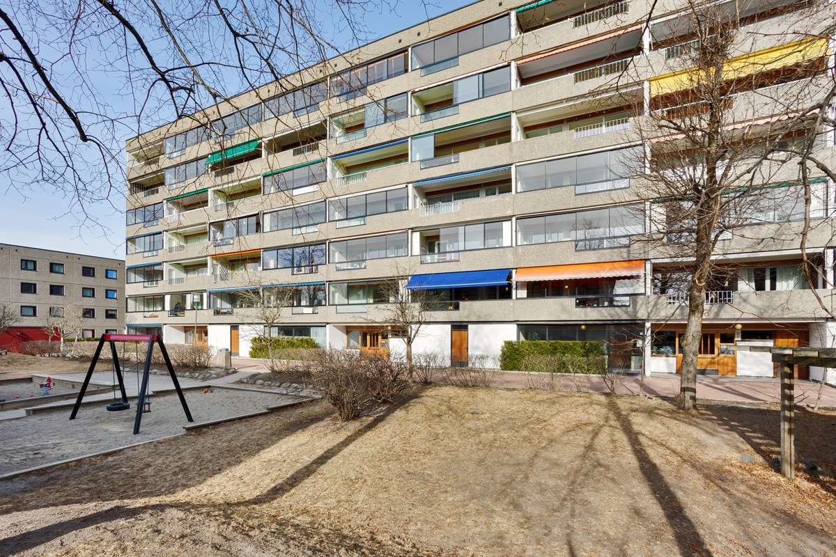 Leiligheten ligger i blokkens fjerde etasje, og har bekvem adkomst med nyere heis til etasjeplan. Galleribilde