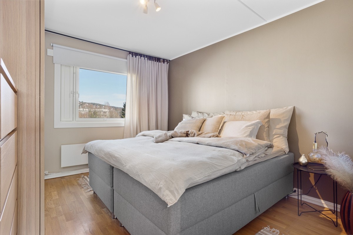 Leiligheten har tre innbydende soverom, alle med parkettgulv og duse, lysegrå veggfalter. Galleribilde