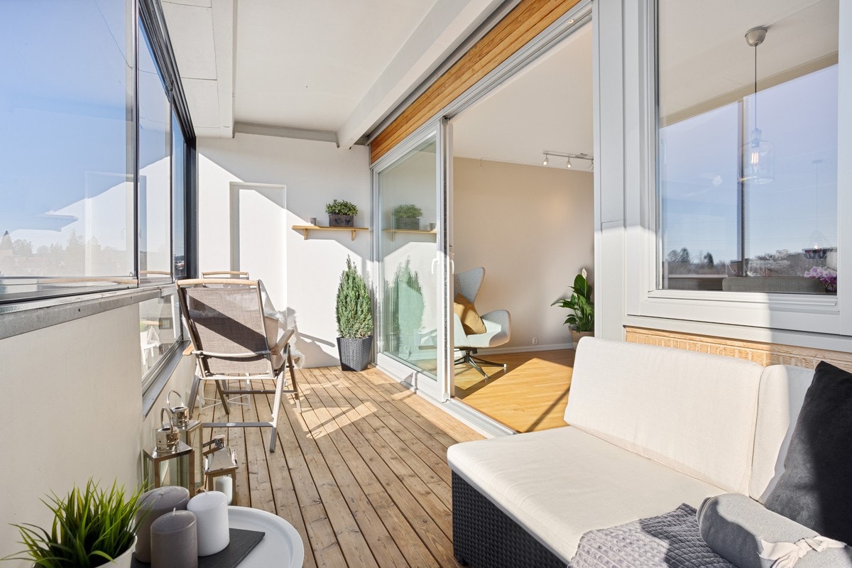 Fra stuen er det utgang til en solrik, innglasset balkong på ca. 10 kvm. med vinduer som kan skyves til siden. Galleribilde