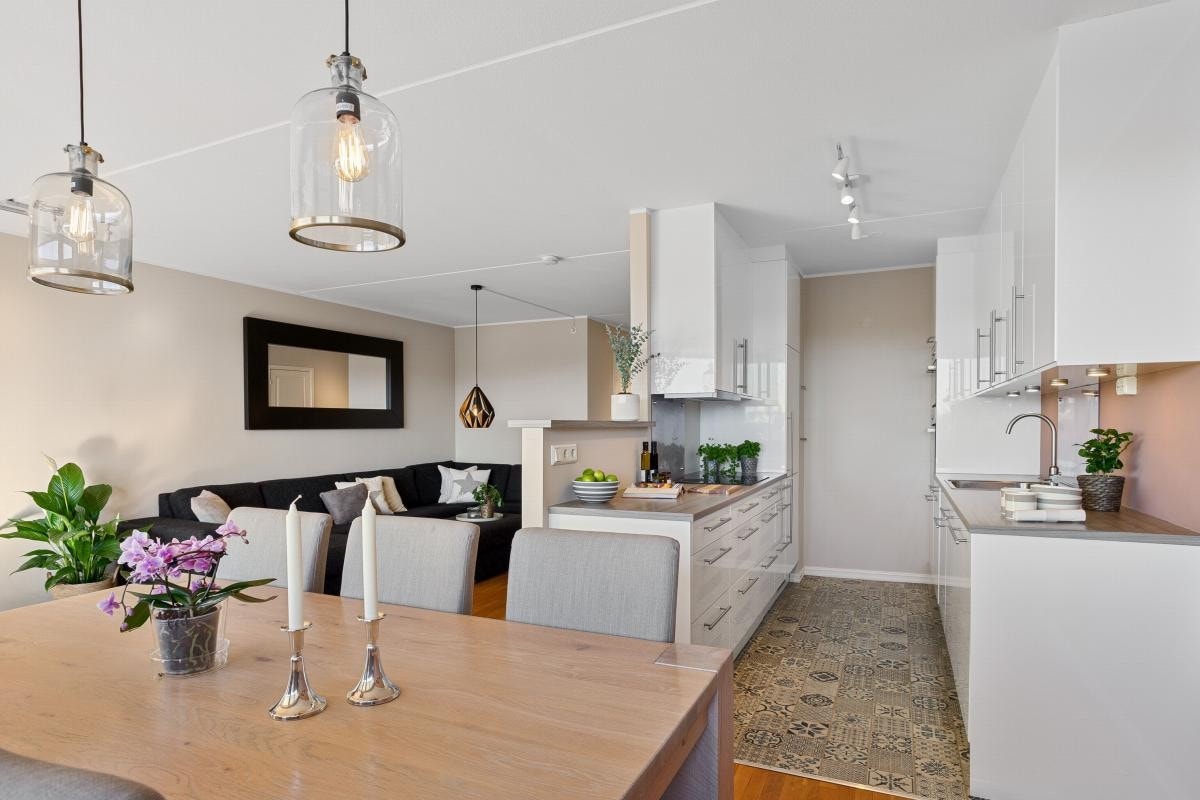 I den stilfulle stuen er det god plass for både sofaløsning med tilhørende møblement og spisebord. Galleribilde