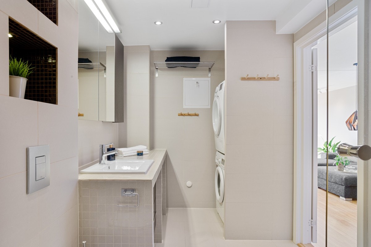 I skjermet nisje er det opplegg for både vaskemaskin og tørketrommel. Galleribilde