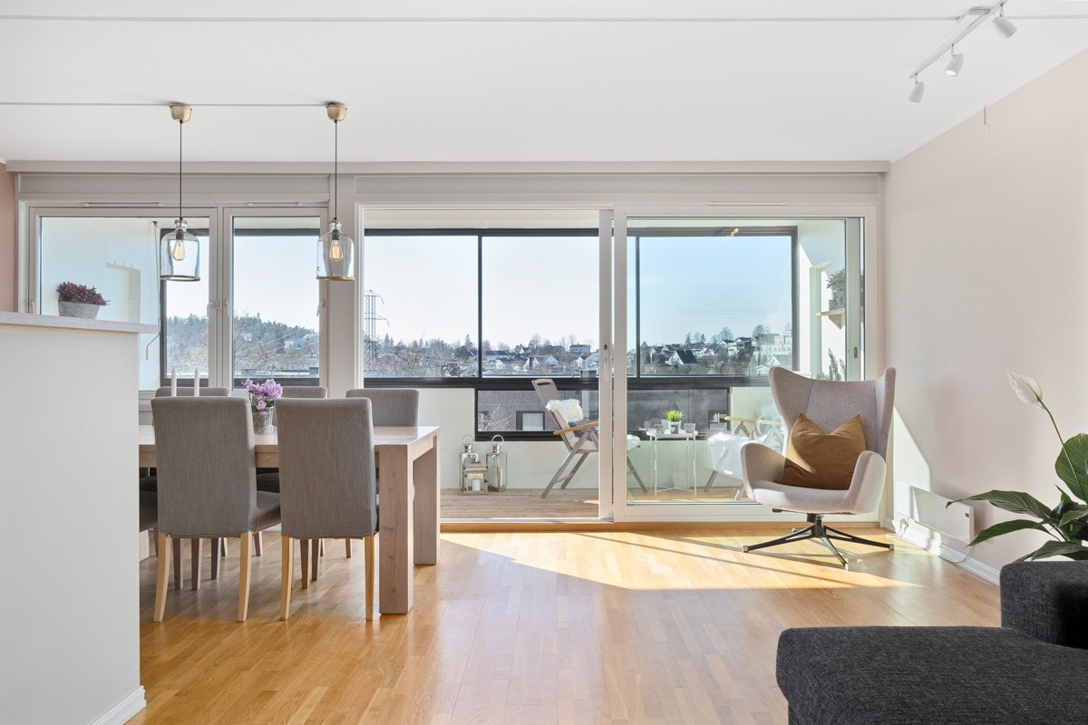 Til stuen er det rikelig lysinnslipp fra sydvestvendte vinduer, og fra stor, dobbel skyvedør mot innglasset balkong. Galleribilde