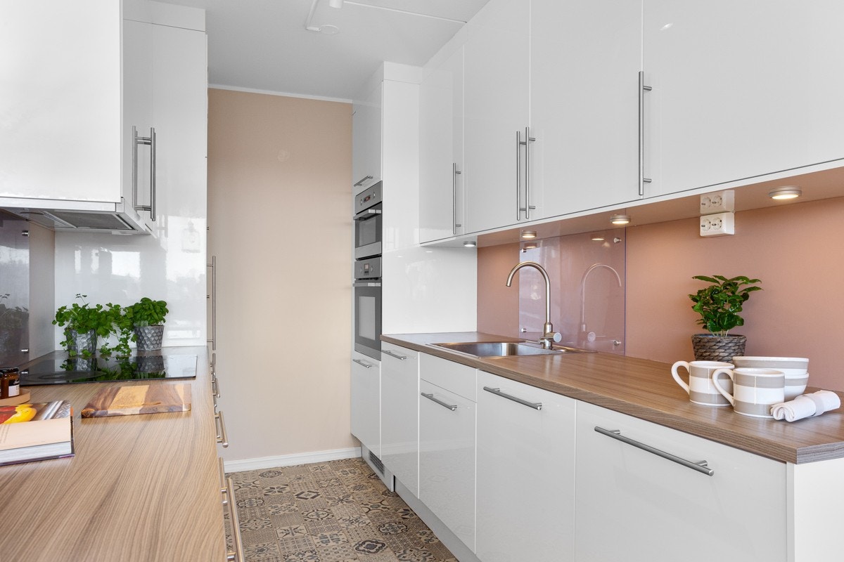 Kjøkkenet ble oppgradert med ny, moderne innredning og integrert hvitevarer i 2012. Galleribilde