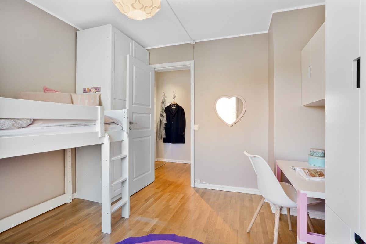 Fra leiligheten er det få meter til barnehage, samt gangavstand til Huseby barneskole og Hovseter ungdomsskole. Galleribilde