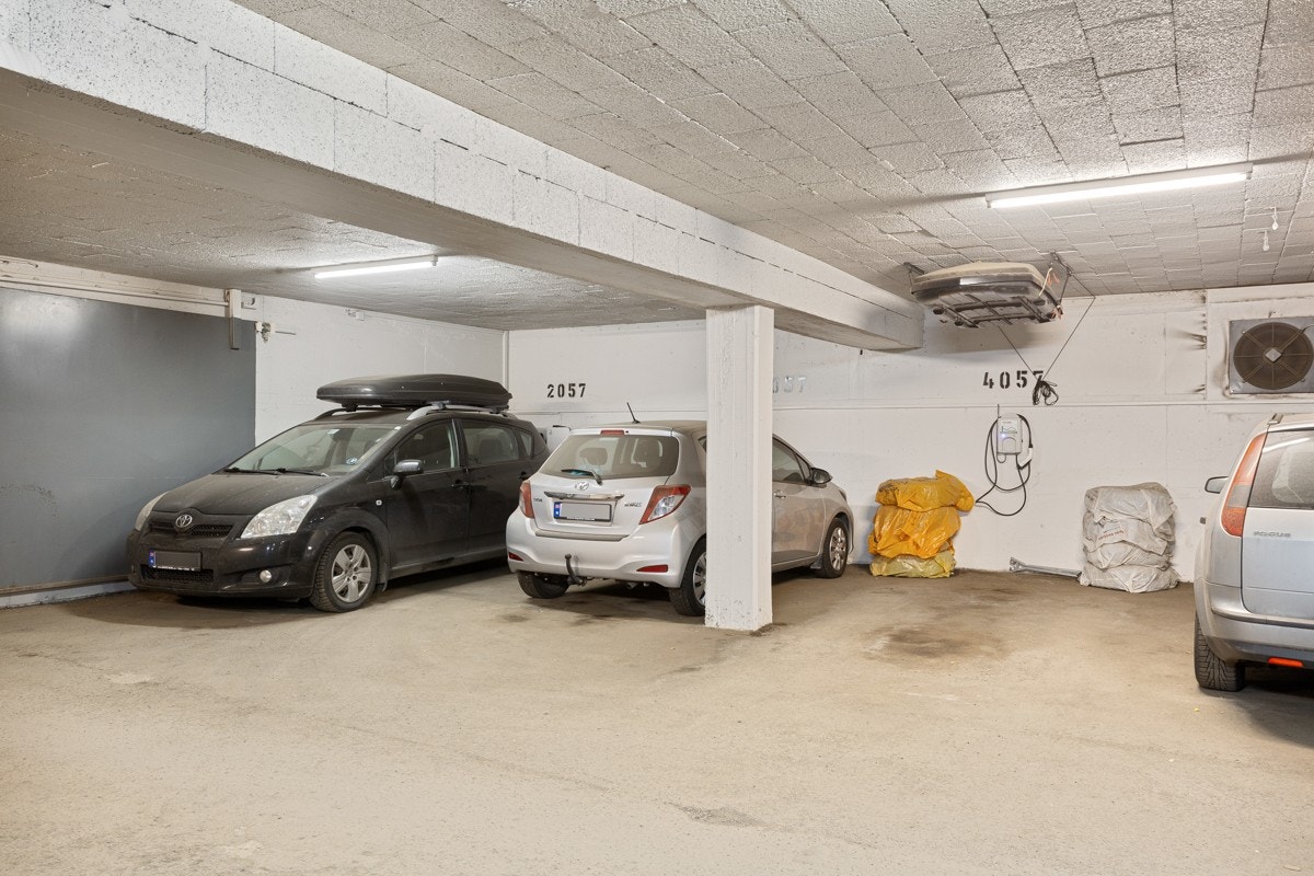 Egen garasjeplass hvor det er mulighet for elbil lader og opphengsmulighet for skiboks. Galleribilde