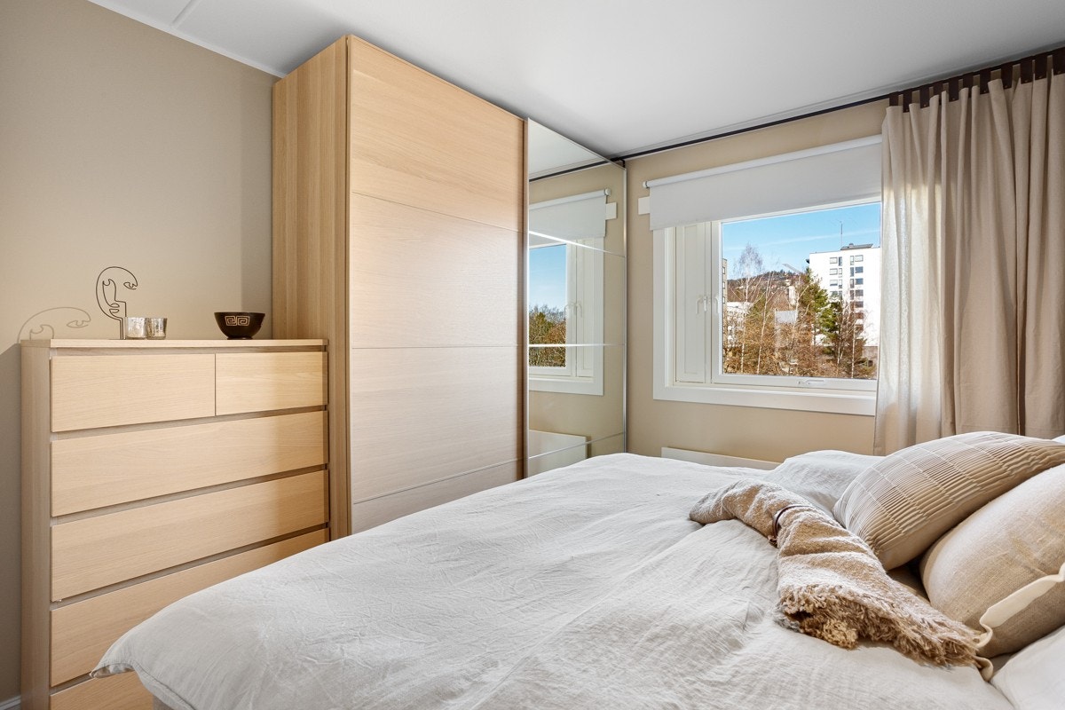 Hovedsoverommer har god oppbevaringsplass i frittstående skyvedørsgarderobe. Galleribilde