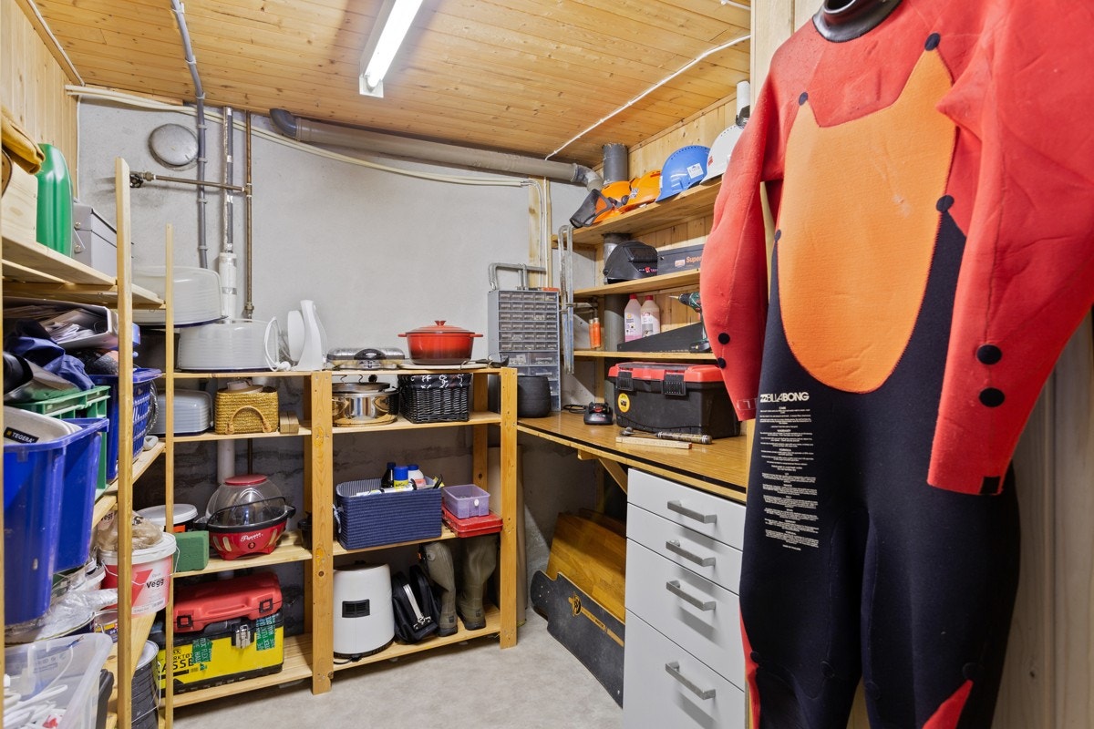Arbeidsboden har hyller og benk. Her er sikringsskapet plassert, som er oppgradert med ny el-tavle. Galleribilde