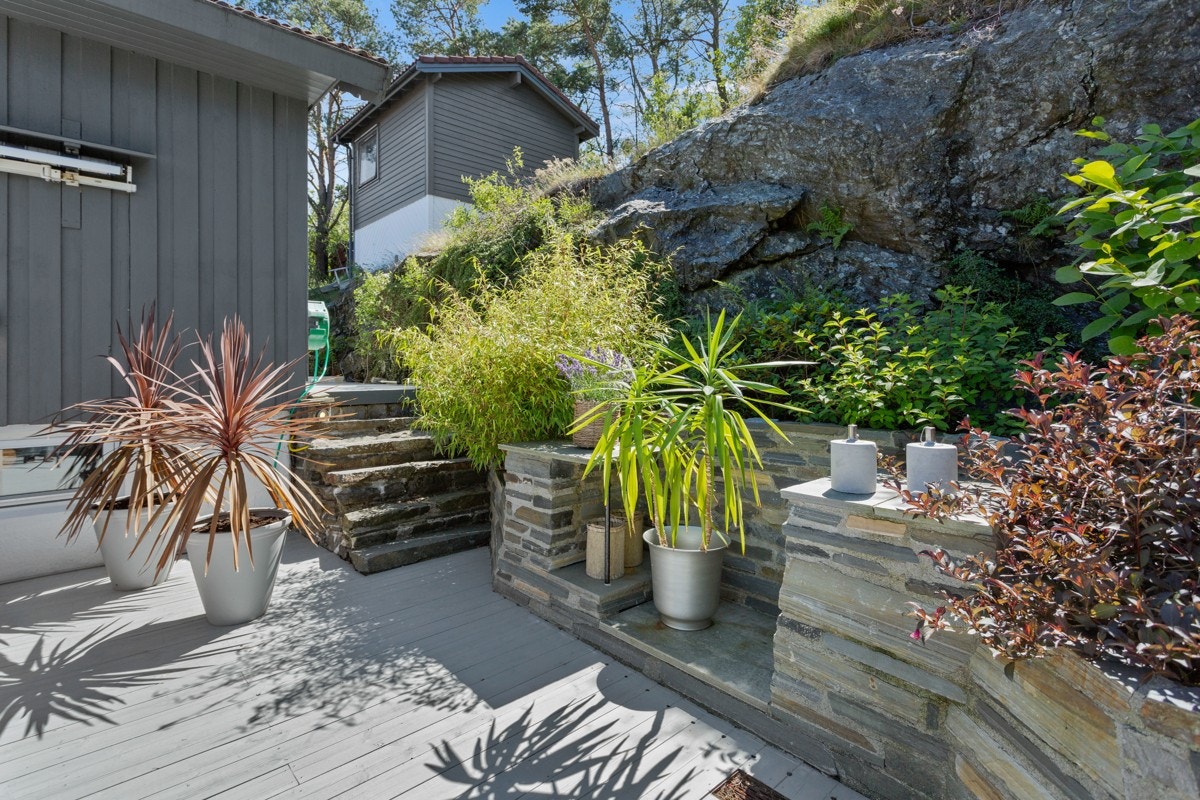 Det skjermede uteområde bak boligen er flott beplantet og skjermet for innsyn. Galleribilde