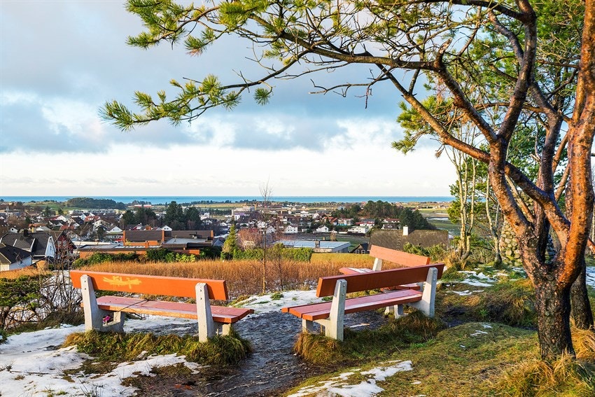 Like bak huset, bare ved å gå trappene oppover mot høyden, gjennom litt skog, blåbær og bjørnebærkratt, kommer du til friområde ved Vanntårnet.Sikten er så stor, så lang og så vill, at du ikke helt skjønner at ferden begynte i et hus, like her nede. Galleribilde
