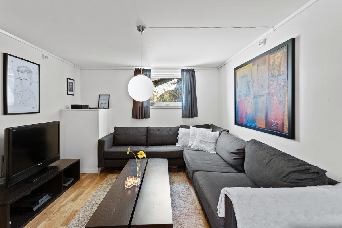 Noen trappetrinn opp fra gangen, er det innredet og laget et stort soverom/kjellerstue. Galleribilde