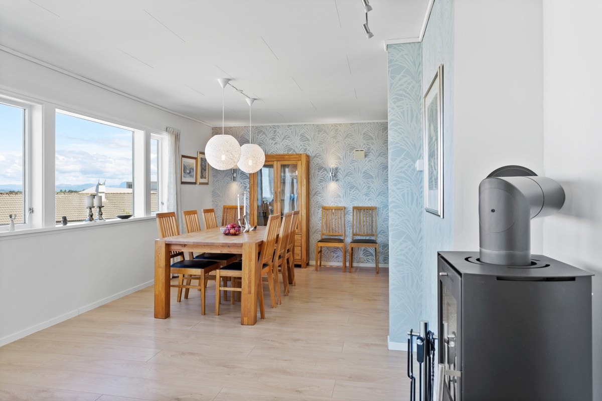 Det er god plass til stort langbord i spisestuen. Galleribilde