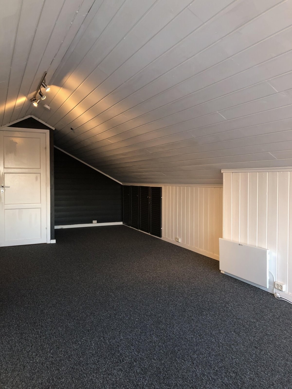 Loftsrommet har god lagringsplass. Galleribilde