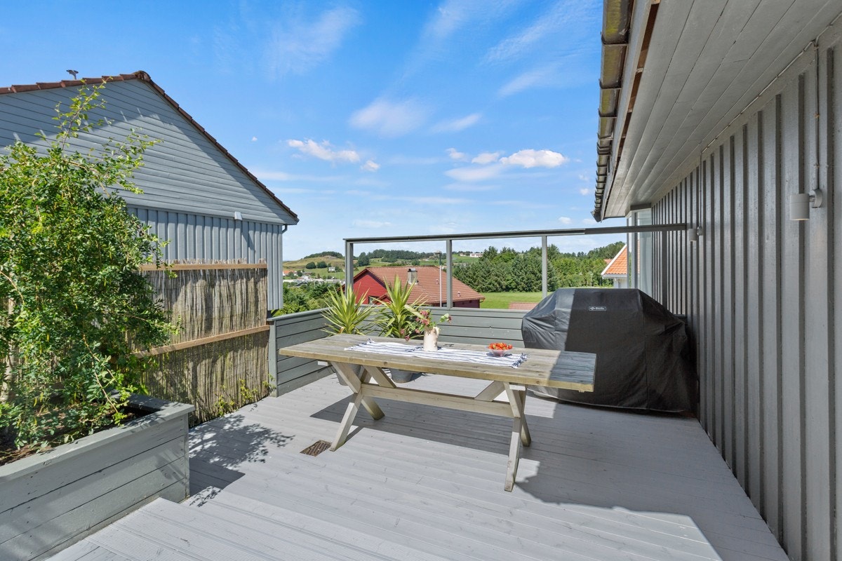 Den flotte terrassen har god plass til stort spisebord, grill og til mange gjester. Galleribilde