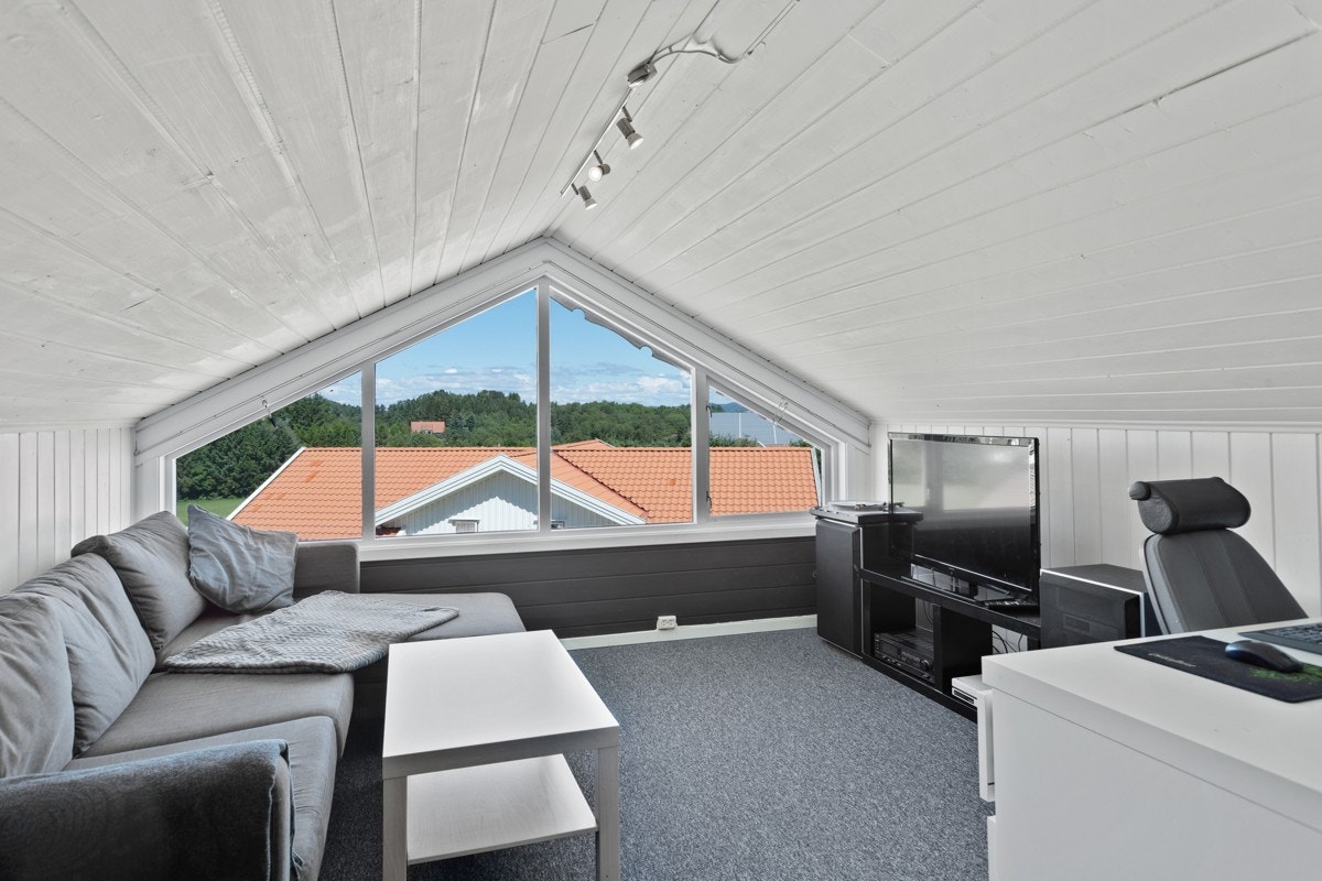 De store vinduene på loftsrommet har flott utsikt, og herifra kan en se fyrlykten på Kvitsøy. Galleribilde