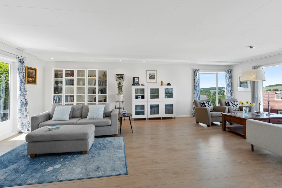 En romslig, lys og trivelig stue. Fra stuen er det utsikt til havet og utgang til skjermet uteområde. Galleribilde