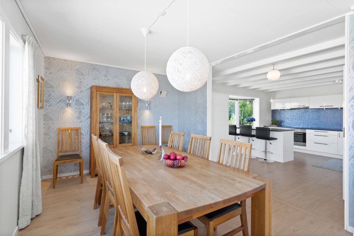 Det er åpnet opp mellom kjøkkenet og spisestuen. Ved kjøkkenet er det god plass til et ekstra stort spisestuebord. Galleribilde
