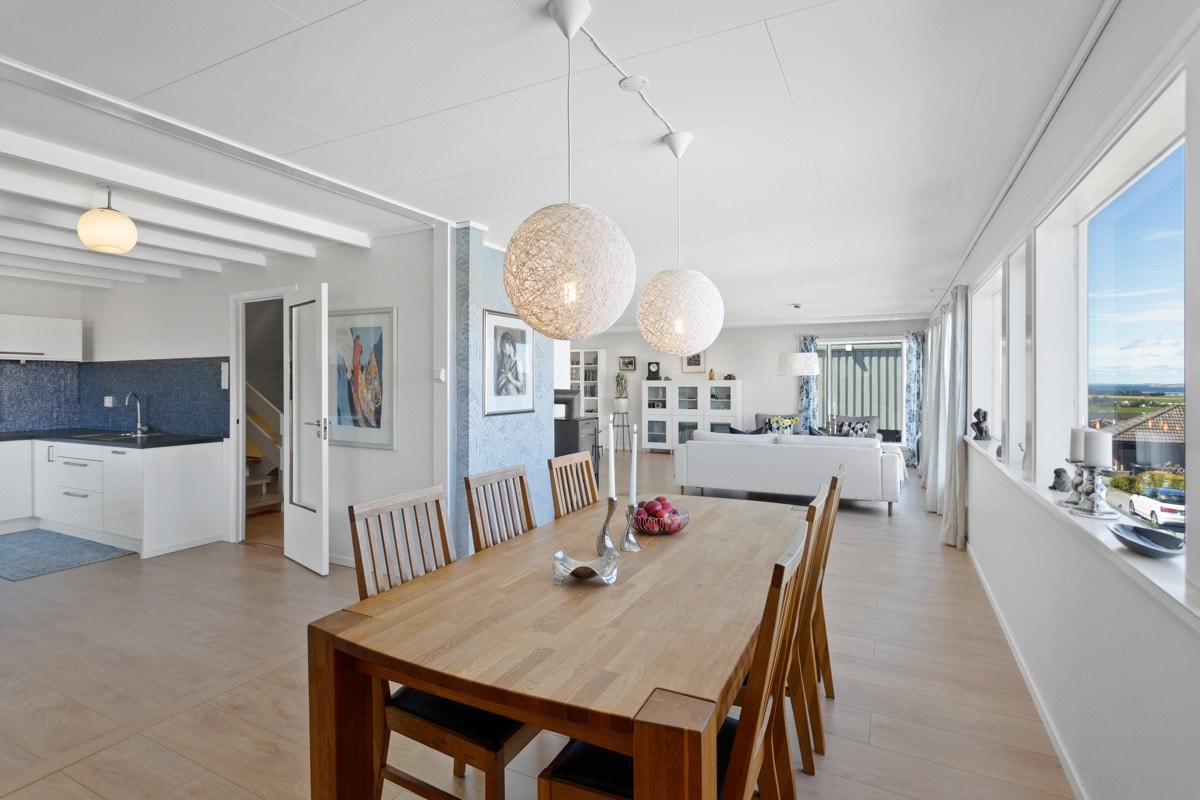 Den romslige spisestuen ligger mellom kjøkkenet og stuen. Galleribilde