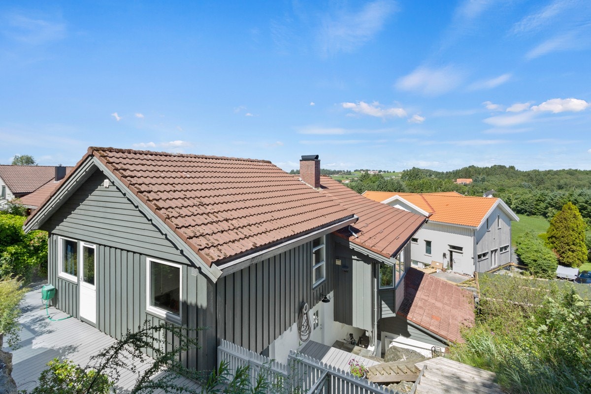 Varen 13 sett fra område ved utebod og ned mot terrasseområdene på begge sider av boligen. Galleribilde