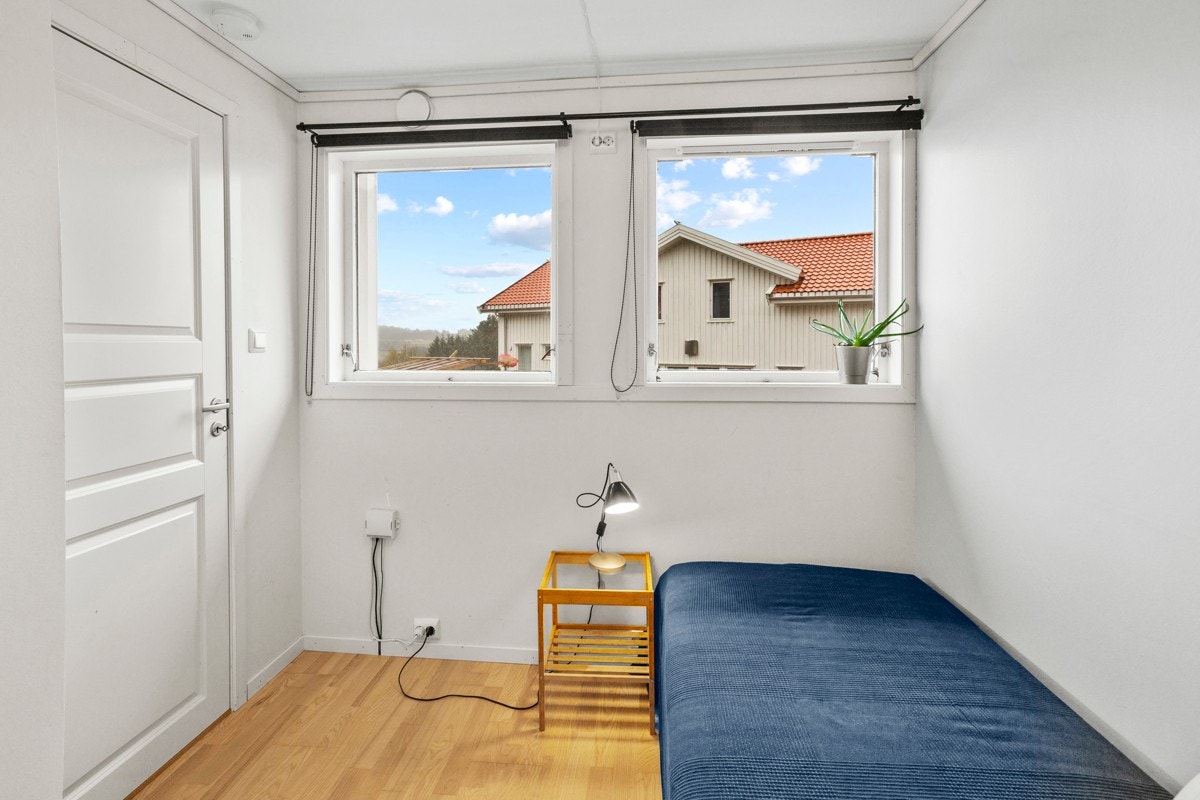 Rommet som vist på dette bilde, er i dag en gang/sluse med dør til hallen i hoveddelen. Galleribilde
