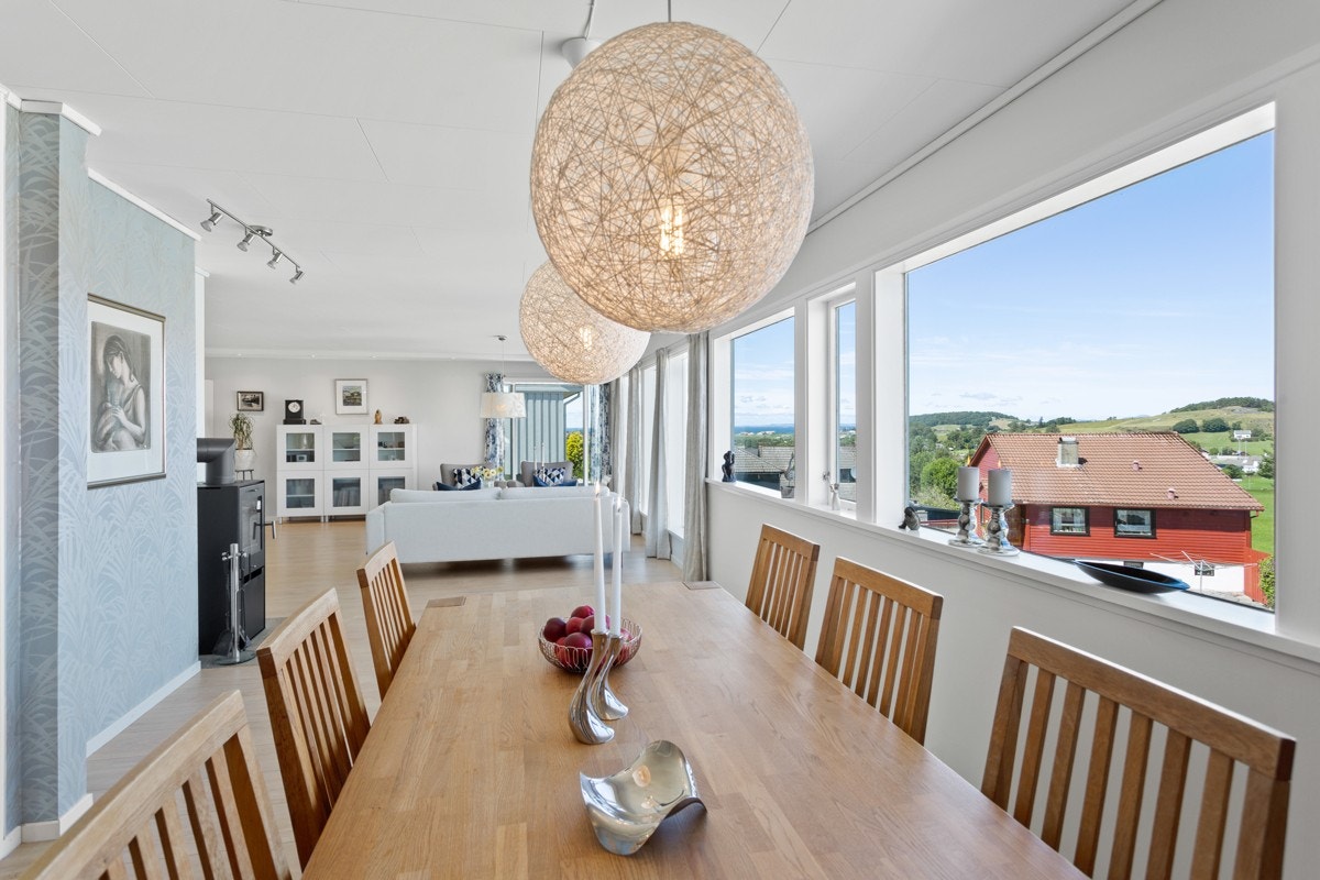 Den romslige stuen har ekstra god plass, fin utsikt og flotte lysforhold. Galleribilde