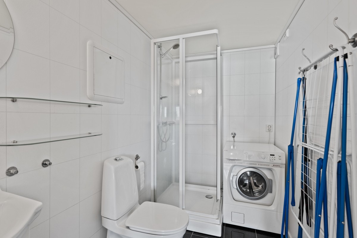Baderommet har fliser på guvlet og dusjkabinett. Det er plass til vaskemaskin og tørketrommel på baderommet. Galleribilde