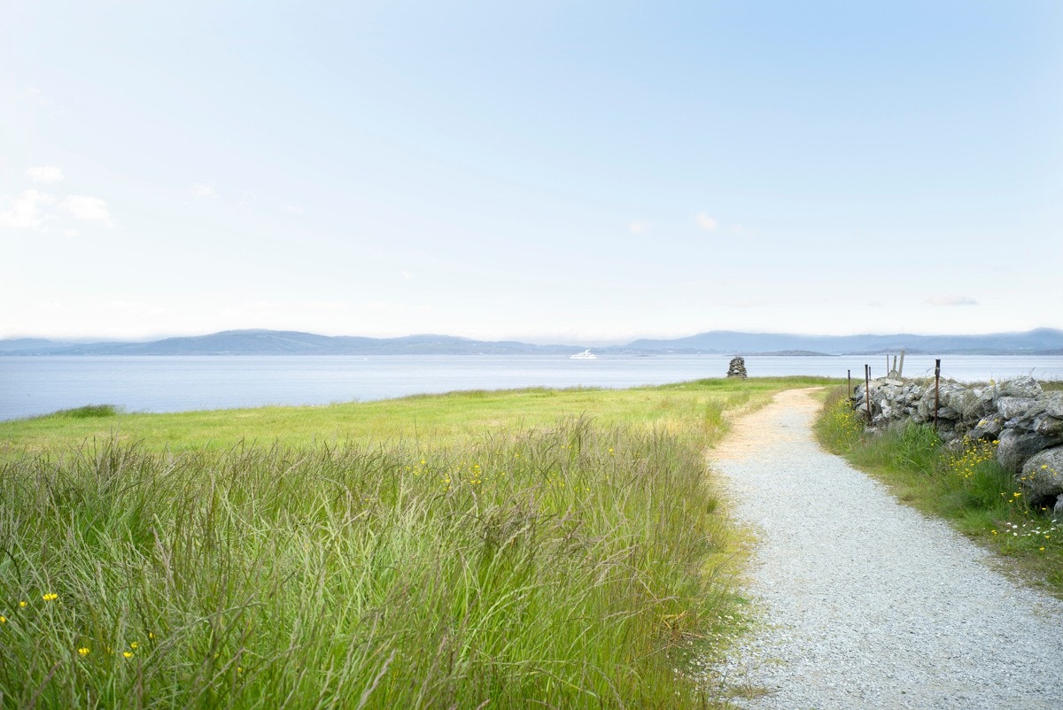 Sykkelturer til Sande badestrand, Tungenes fyr og utover veiene på Bø og Viste. Alt er innrammet av det jærske kystlandskapet i et ørlite bysamfunn, i landets minste fastlandskommune. Galleribilde