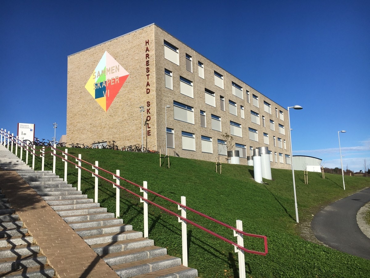 Her bor en like ved Harestad Skole, Randaberg Arena, Varen Kultursecne, tennis og -svømmehall. Galleribilde