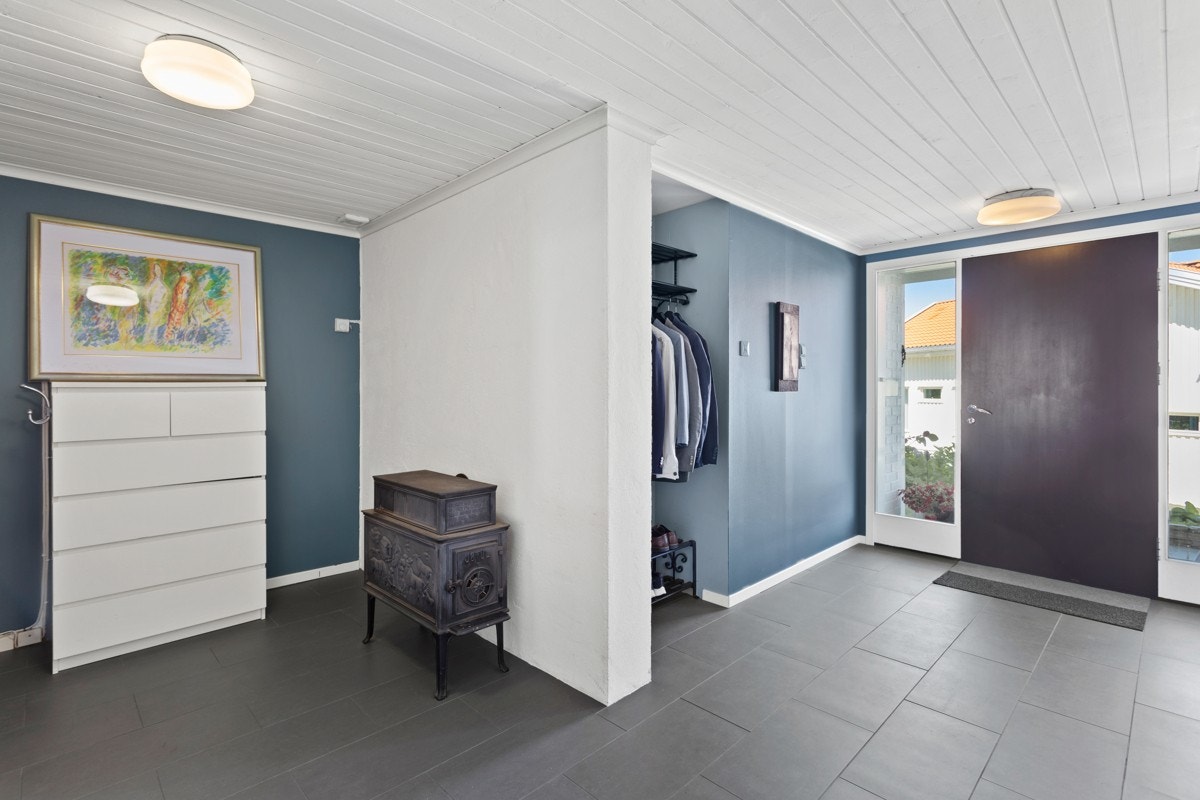 En romslig og flott gang. Det er nylig satt inn dør fra gangen til utleidel. Galleribilde