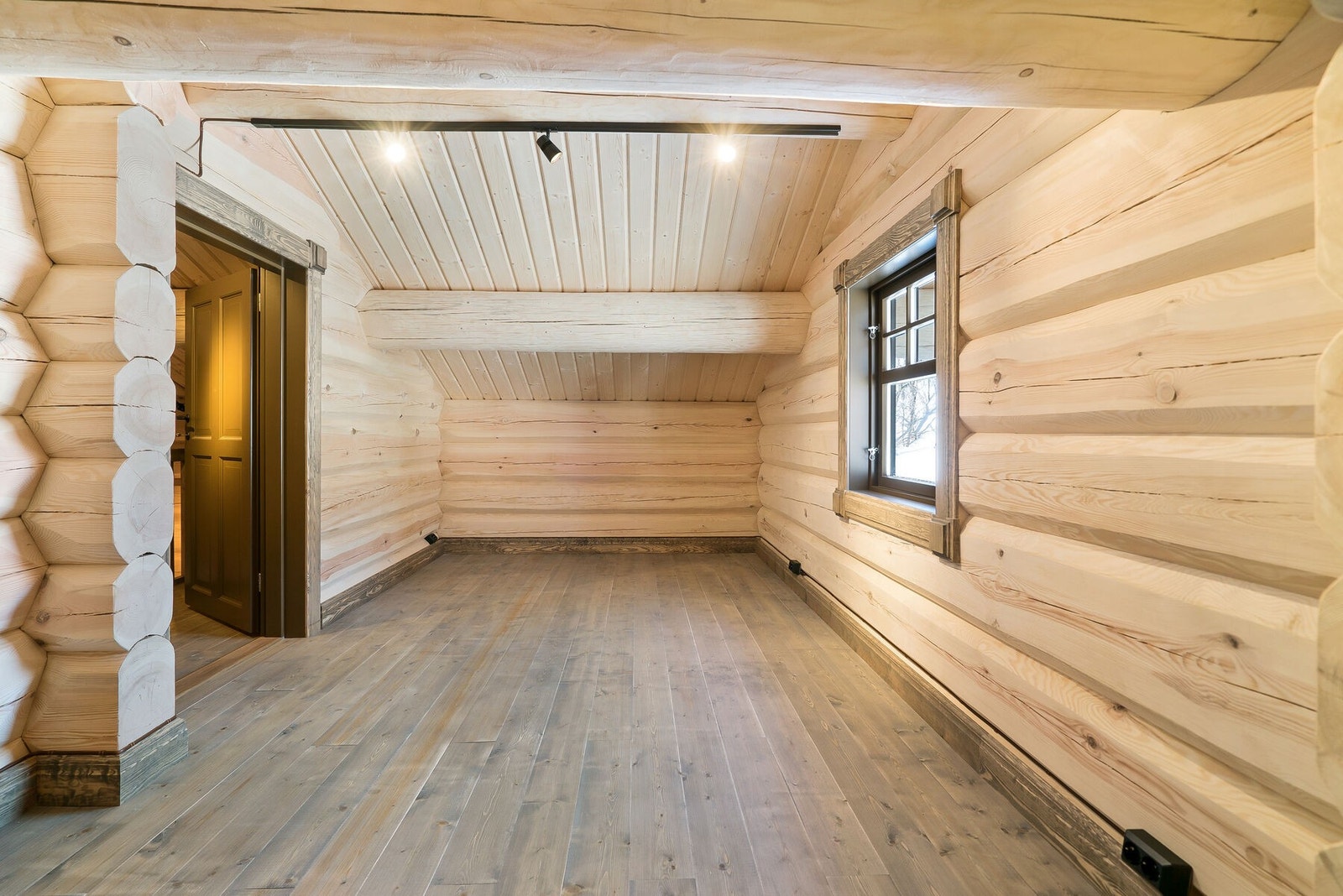 Romslig loftsrom/soverom Galleribilde
