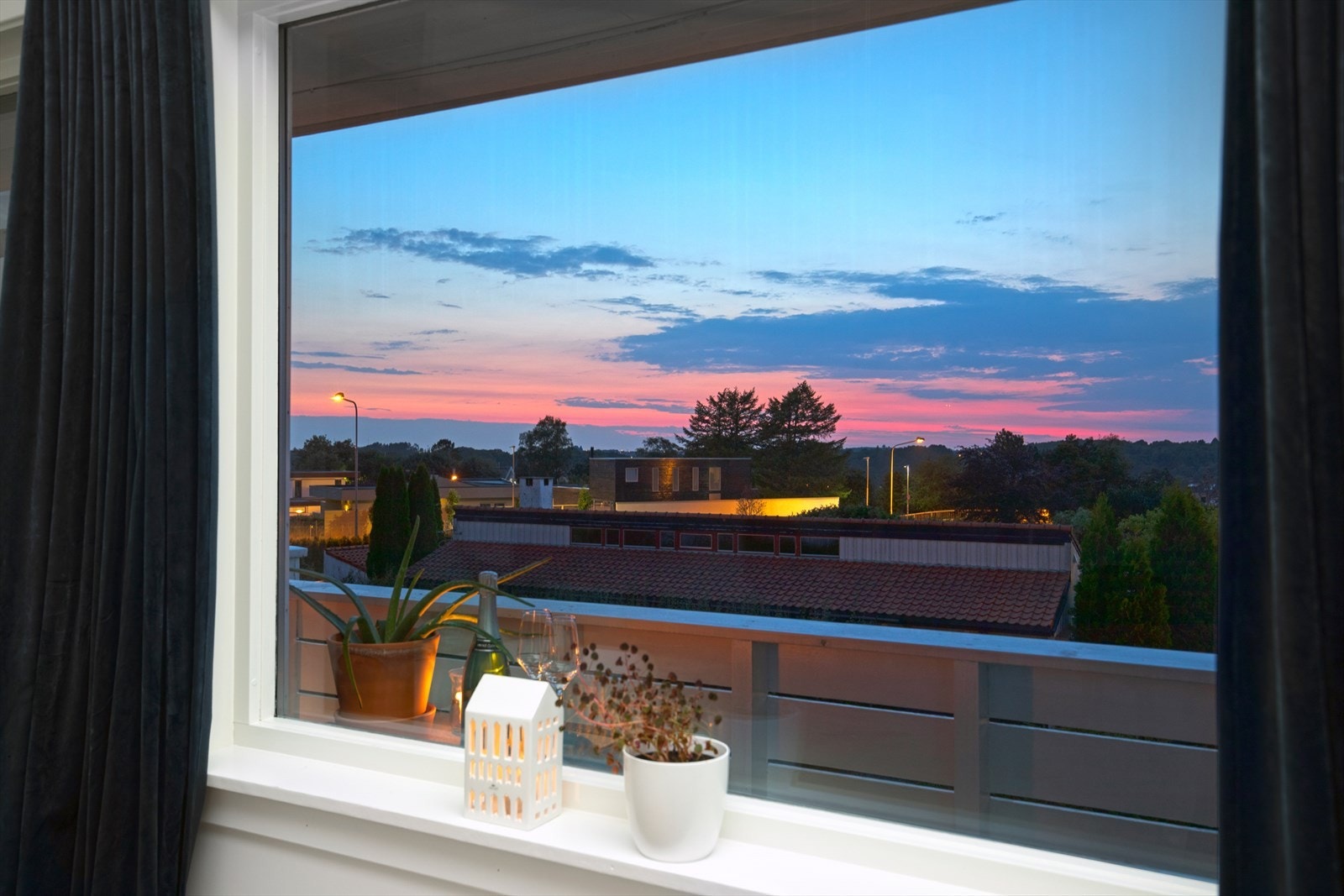 Her får du med deg de flotte solnedgangene Galleribilde