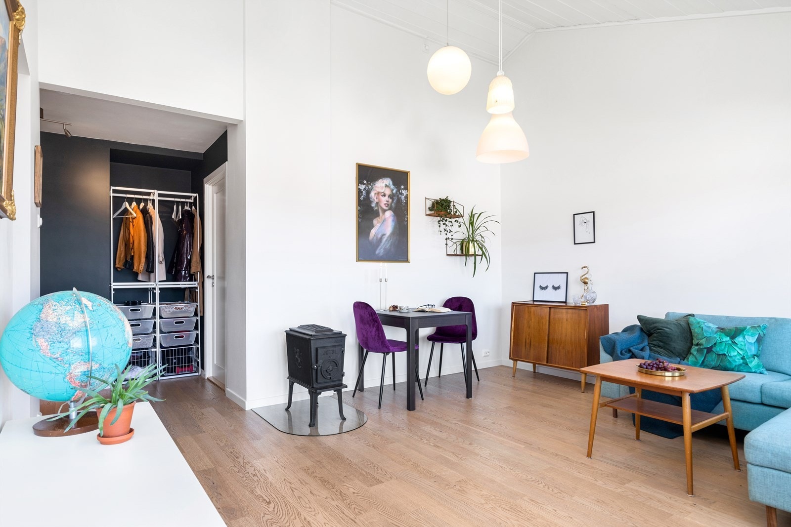 De store vindusflatene sammen med den gode takhøyden gir en meget god romfølelse Galleribilde