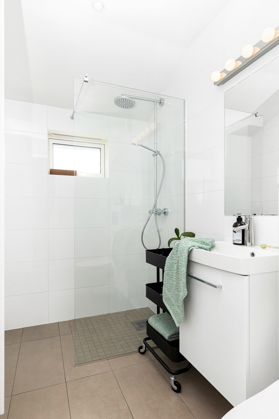 Badet har romslig dusj og opplegg til vaskemaskin (er også felles vaskerom med egen måler) Galleribilde