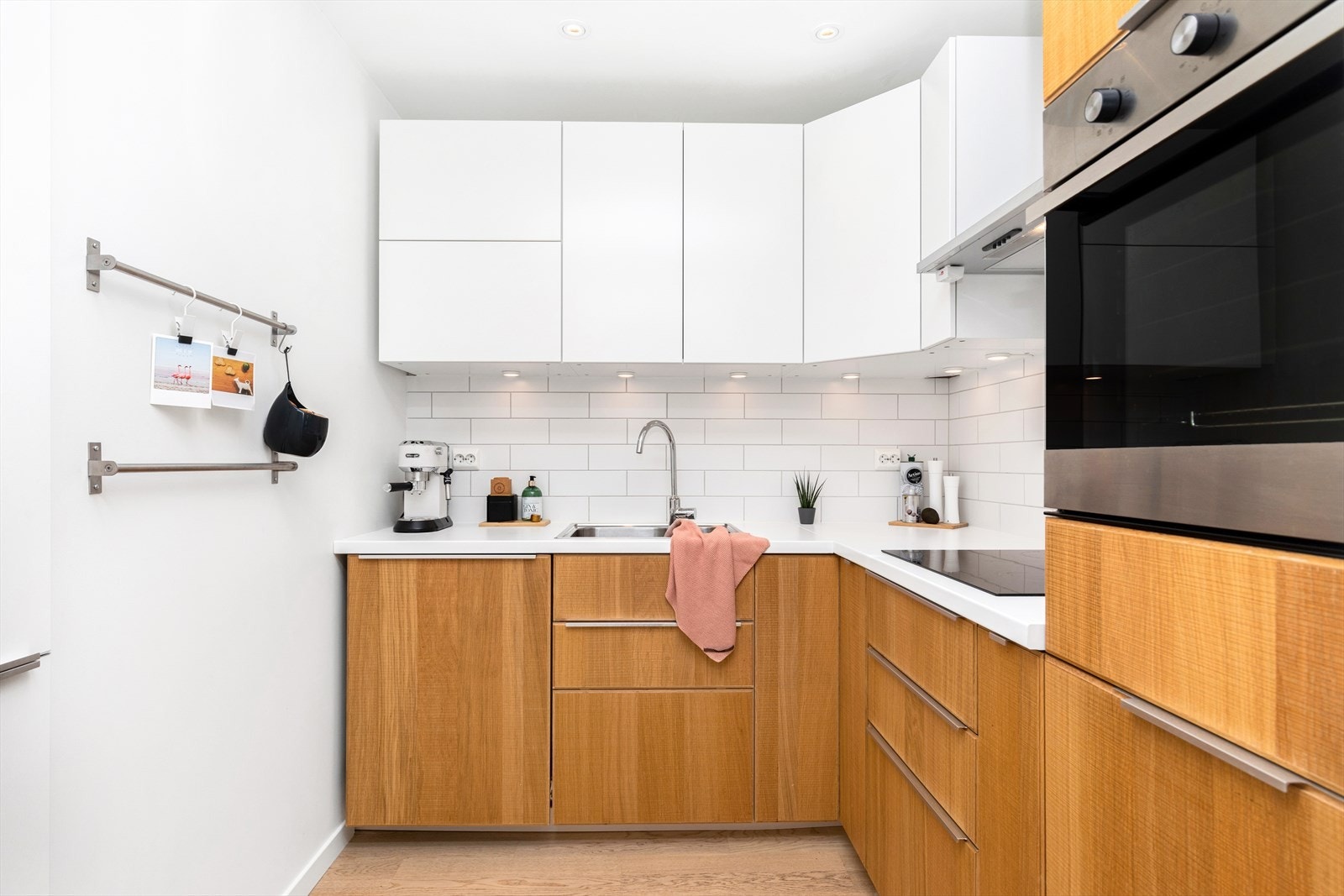 Lekkert kjøkken med god skapplass. Her er det også to kjøleskap! Galleribilde