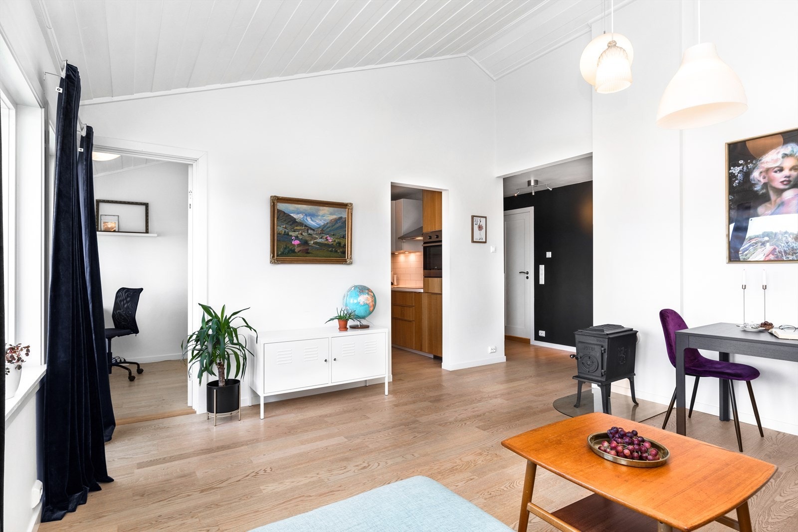 Delvis åpen løsning mellom stue og kjøkken Galleribilde